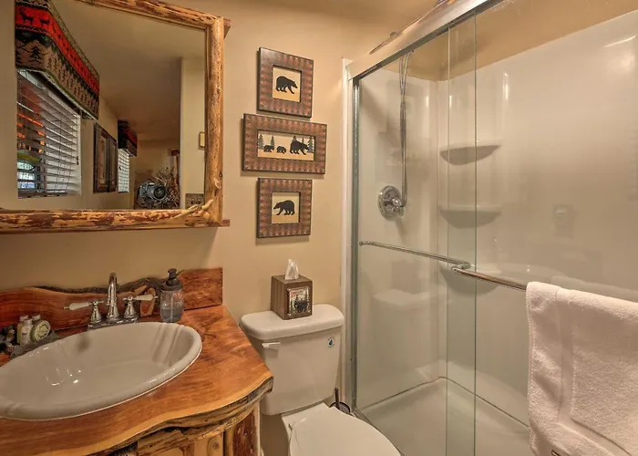 Family & Dog Friendly: Rustic Lakeside Pinetop-Lakeside